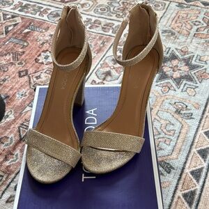 Women’s Gold Top Moda Heels, size 5
